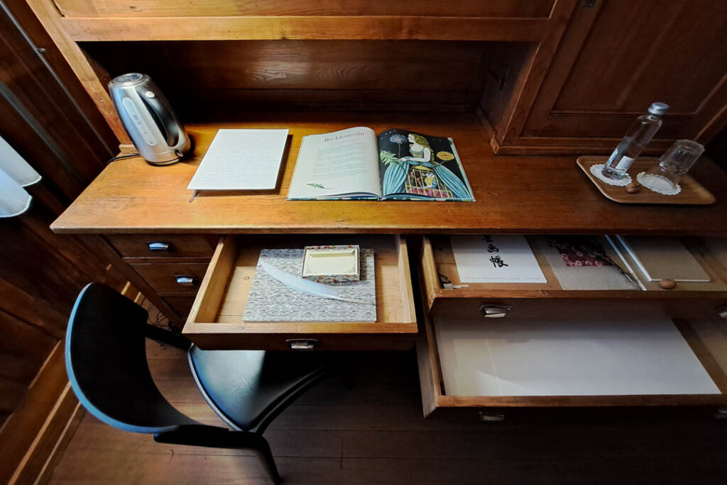 Schreibtisch in der Artist Residency im Kloster Dornach. Die Schubladen sind mit Papier und anderem gefüllt.