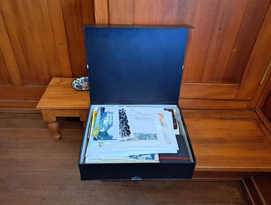 Arbeitsergebnisse meiner Zeit als Artist in Residence im Kloster Dornach, verstaut in einer Box