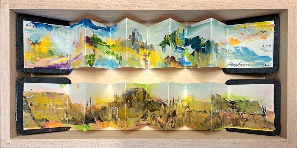 Zwei Leporellos mit imaginären Landschaften mit Acryl und Klebeband auf Papier, montiert in einer Holzbox