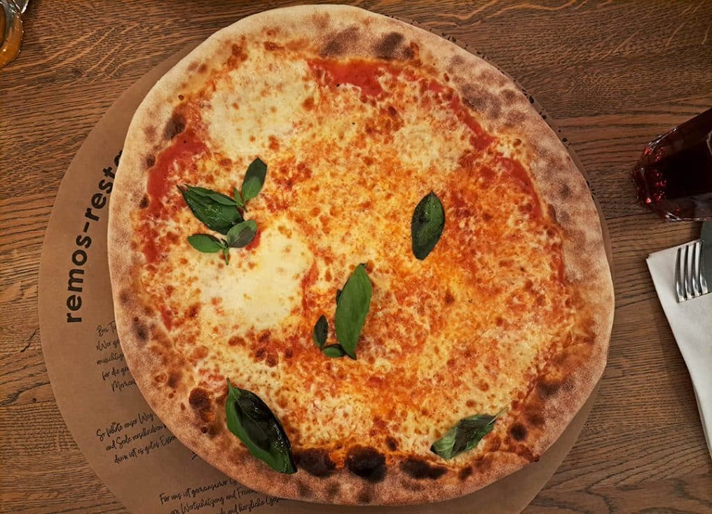 Pizza mit Smiley aus Basilikumblättern. Macht Selbstvermarktung glücklich?