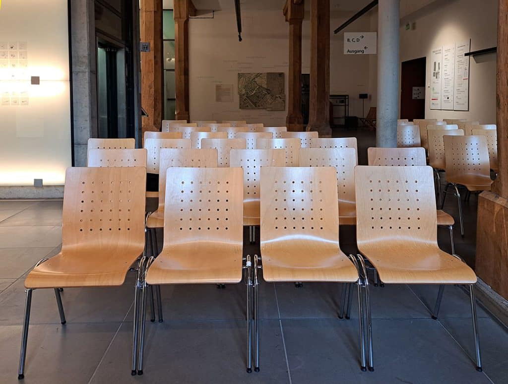 Vorträge sind auch eine Form der Selbstvermarktung. Foto von noch leeren Stuhlreihen vor Beginn einer Veranstaltung im Heilig-Geist-Spital, Ravensburg