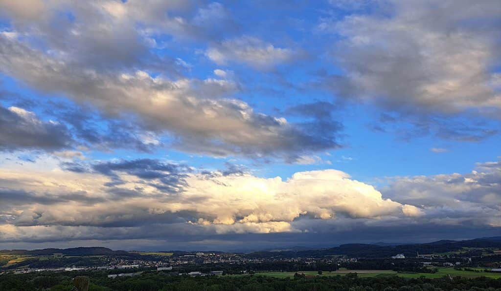 Dramatischer Himmel über dem Thurgau, im Hintergrund Frauenfeld