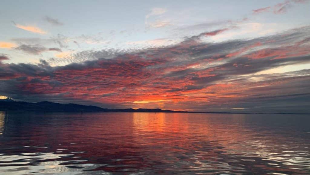 Foto von einem Sonnenuntergang und gefärbten Wolen über dem Bodensee