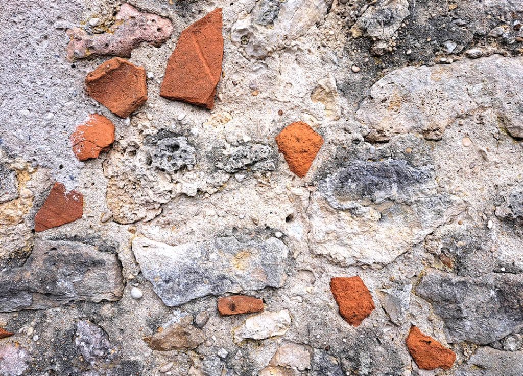 Graue Wand mit rötliche Steinen zeigt, wie der Blickgeführt werden kann