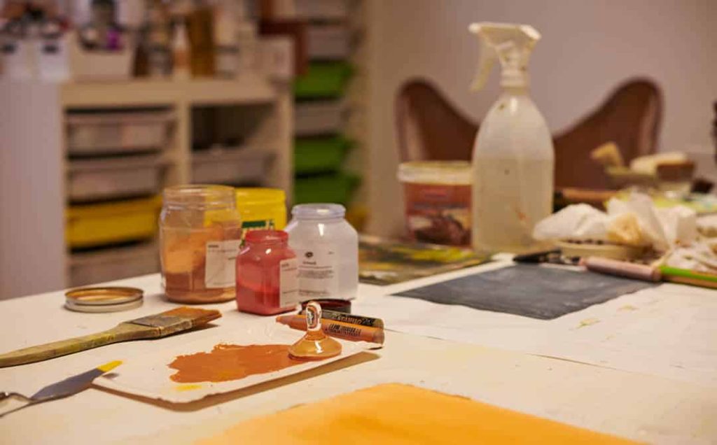 Foto von Tisch in Atelier Pigmenten und anderen Arbeitsmaterialien